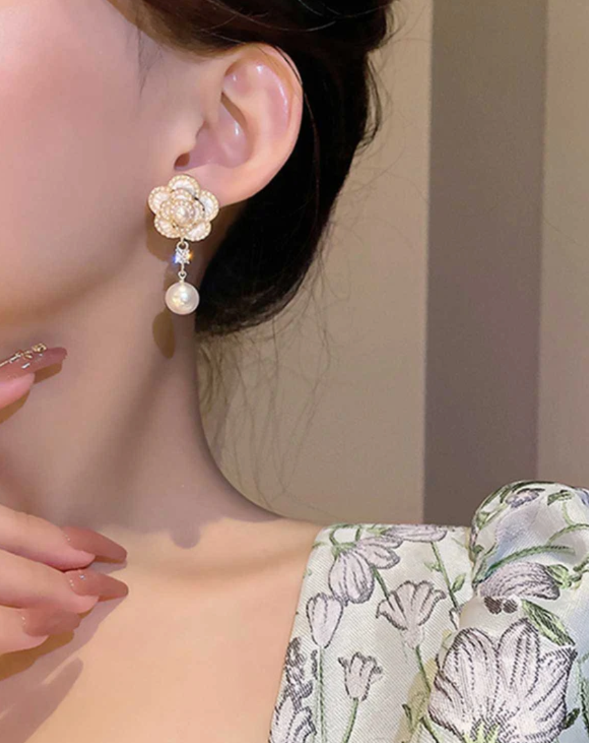 Women's Fashion Flower and Pearl Vintage Earrings