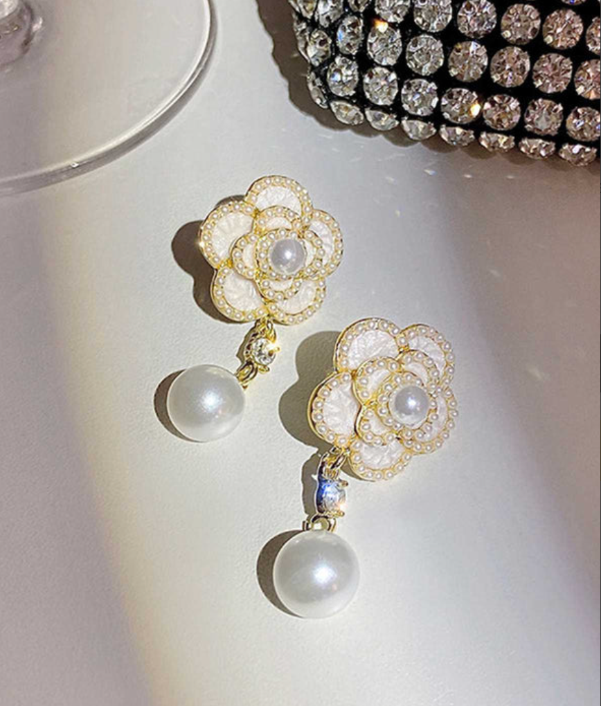 Women's Fashion Flower and Pearl Vintage Earrings