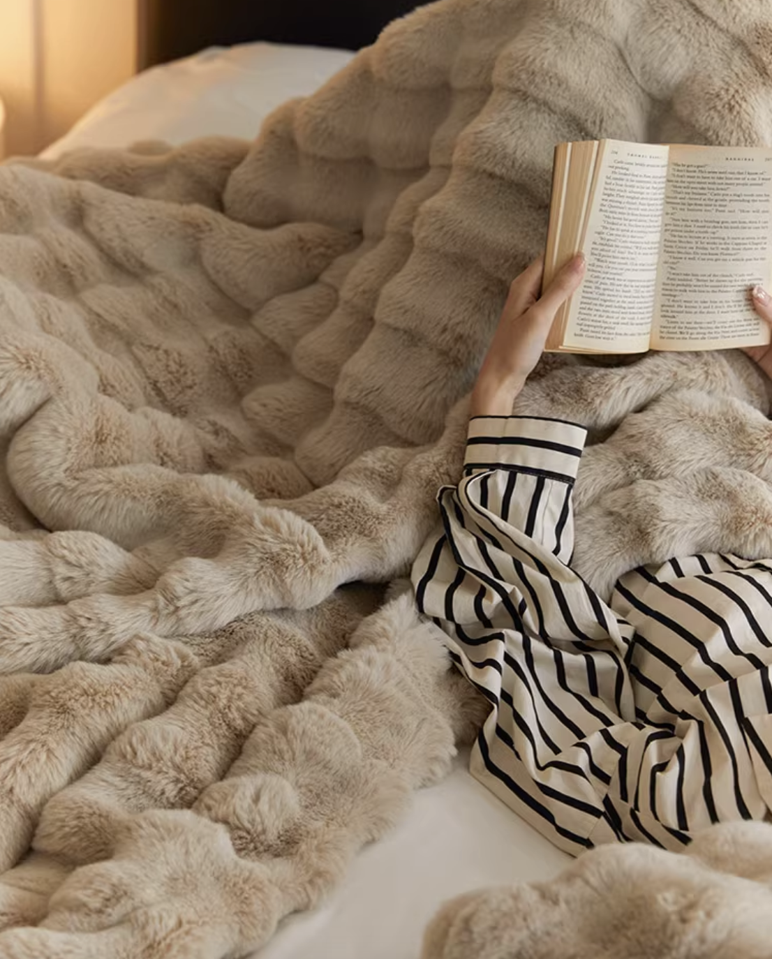 Large Cream Throw Blanket for Couch and for Bed, Soft and Cozy  - Faux Fur Light Brown